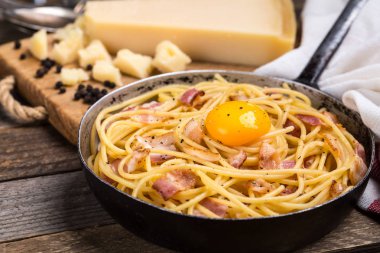 Pastırmalı makarna, yumurta ve peynir.