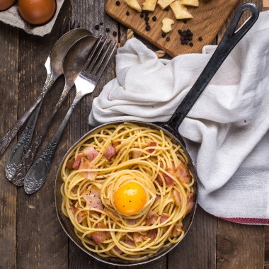 Pastırmalı makarna, yumurta ve peynir.