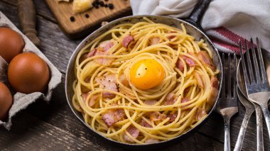 Pastırmalı makarna, yumurta ve peynir.