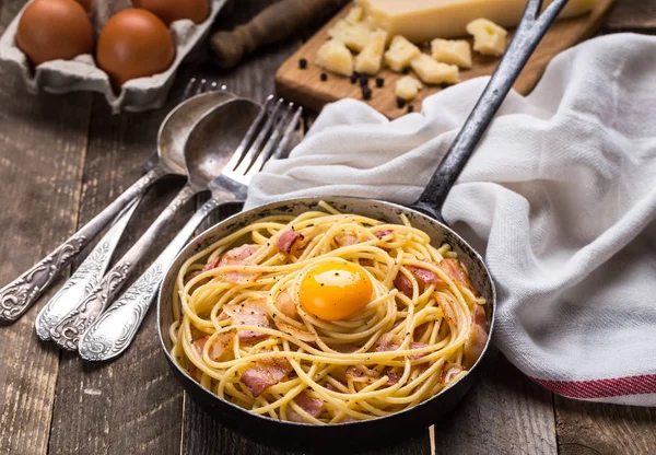 Pasta med bacon, ägg och ost — Stockfoto