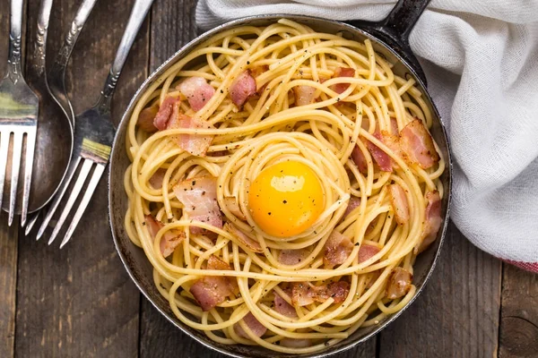 Nudeln mit Speck, Ei und Käse — Stockfoto