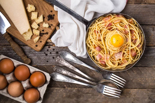 Pastırmalı makarna, yumurta ve peynir. — Stok fotoğraf