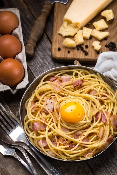 Massa com bacon, ovo e queijo — Fotografia de Stock