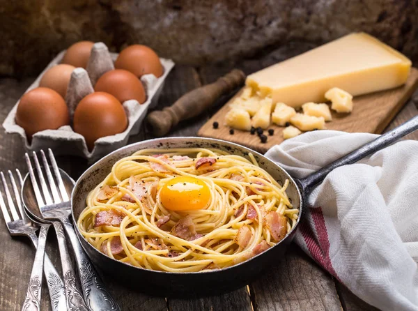 Massa com bacon, ovo e queijo — Fotografia de Stock