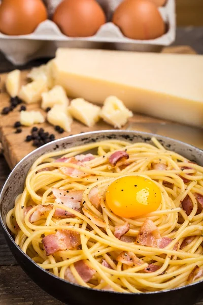 配上咸肉、鸡蛋和奶酪的意大利面 — 图库照片