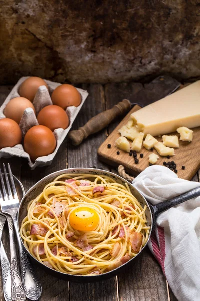 Pasta con tocino, huevo y queso —  Fotos de Stock