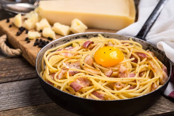 Massa com bacon, ovo e queijo — Fotografia de Stock