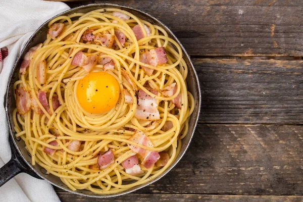 Massa com bacon, ovo e queijo — Fotografia de Stock