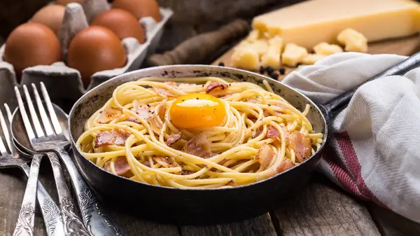 Pasta med bacon, ägg och ost — Stockfoto
