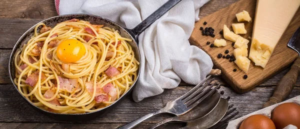 Pasta con tocino, huevo y queso Imágenes De Stock Sin Royalties Gratis