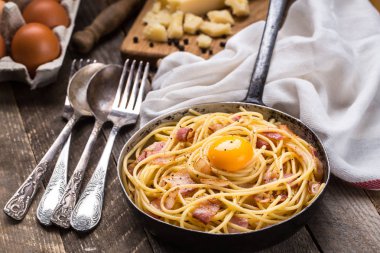 Pastırmalı makarna, yumurta ve peynir.
