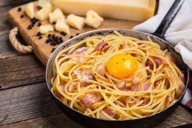 Pastırmalı makarna, yumurta ve peynir.