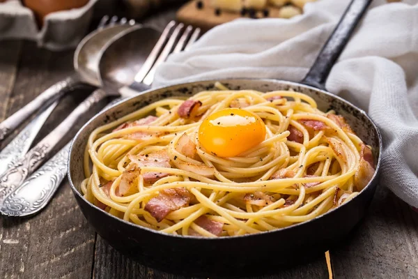 配上咸肉、鸡蛋和奶酪的意大利面 — 图库照片
