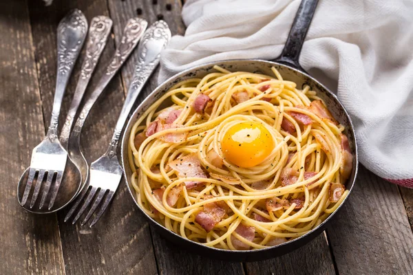 Nudeln mit Speck, Ei und Käse — Stockfoto