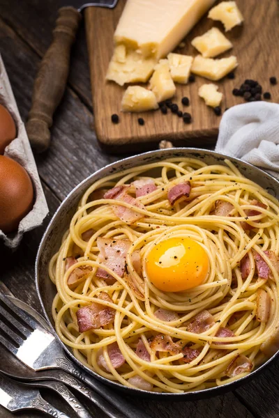 Pastırmalı makarna, yumurta ve peynir.