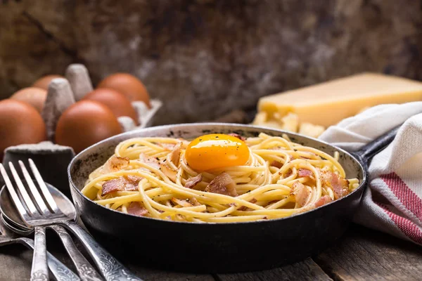 베이컨, 달걀, 치즈를 곁들인 파스타 — 스톡 사진