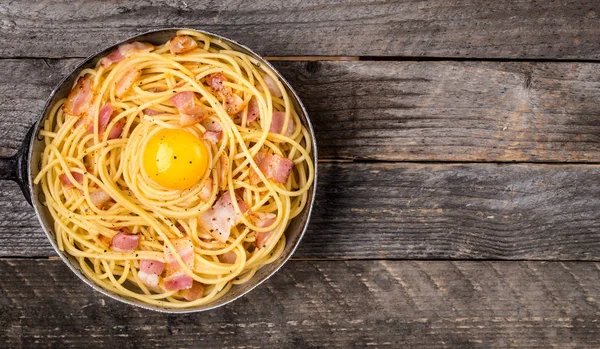 Pasta con tocino, huevo y queso — Foto de Stock