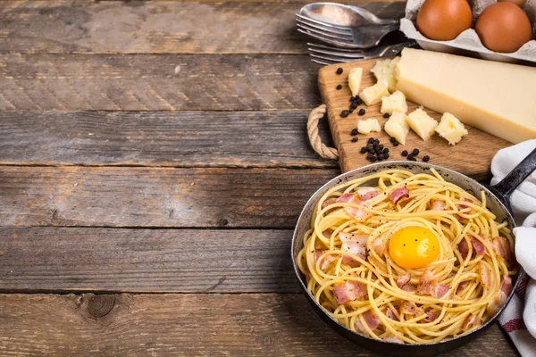 Pasta con tocino, huevo y queso — Foto de Stock