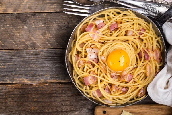 Nudeln mit Speck, Ei und Käse — Stockfoto