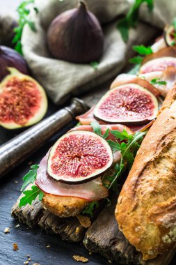 İncir ve prosciutto ile sandviç