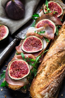 İncir ve prosciutto ile sandviç