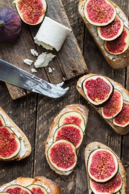 İncir ve keçi peynirli sandviç