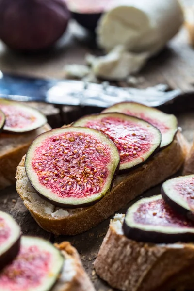 Panino con fichi e formaggio di capra — Foto Stock