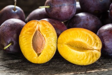 Ahşap masa üzerinde taze mavi Erik