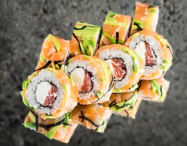 Roll mit Lachs, Avocado, Grapefruit — Stockfoto