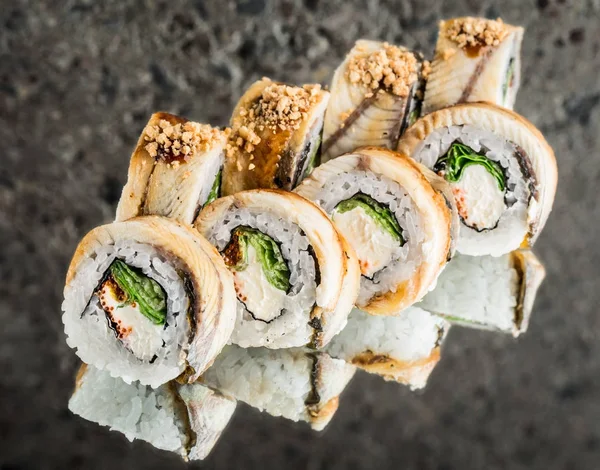 Broodje met gerookte paling, salade en roomkaas — Stockfoto