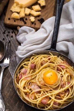 Pastırmalı makarna, yumurta ve peynir.