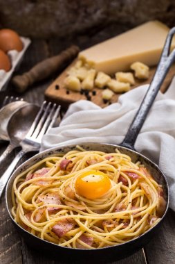 Pastırmalı makarna, yumurta ve peynir.