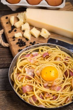 Pastırmalı makarna, yumurta ve peynir.