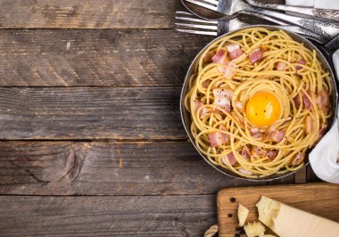 Pastırmalı makarna, yumurta ve peynir.