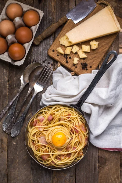 Pasta con tocino, huevo y queso —  Fotos de Stock