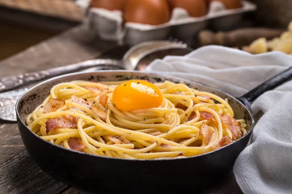 Pasta met spek, ei en kaas — Stockfoto