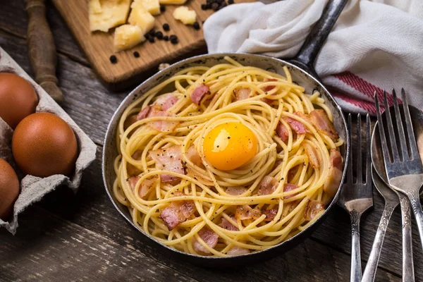 Pasta met spek, ei en kaas — Stockfoto