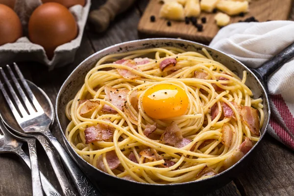 Pasta con tocino, huevo y queso — Foto de Stock