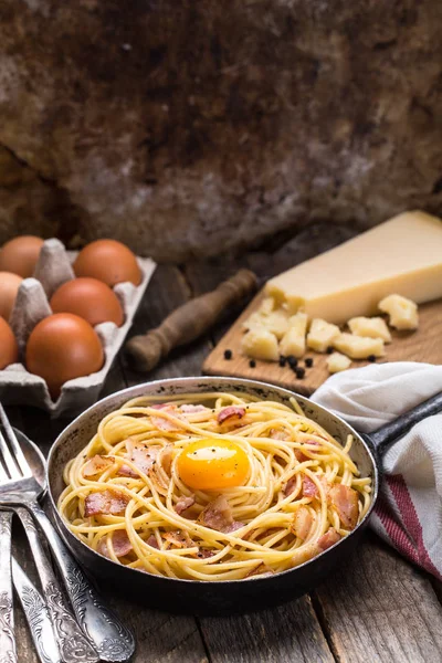 Pasta con tocino, huevo y queso —  Fotos de Stock