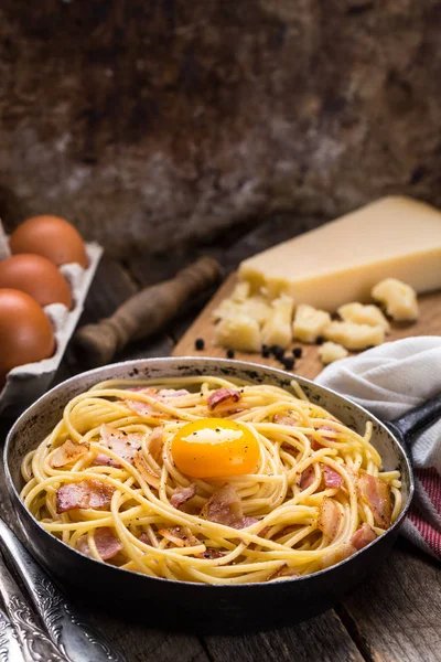 Pasta med bacon, ägg och ost — Stockfoto