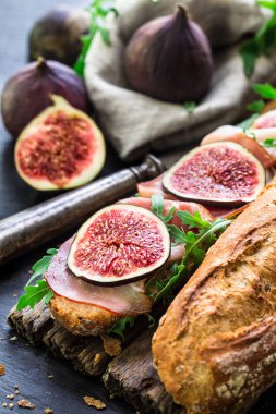 İncir ve prosciutto ile sandviç