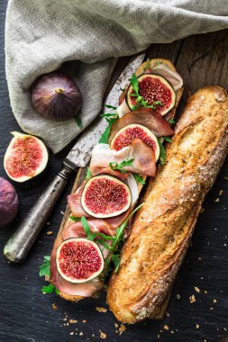 İncir ve prosciutto ile sandviç