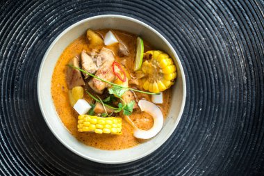 Bir kapta köri tavuk