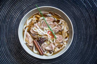 Pho bo şehriye çorbası
