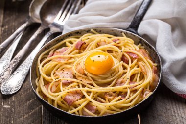 Pastırmalı makarna, yumurta ve peynir.