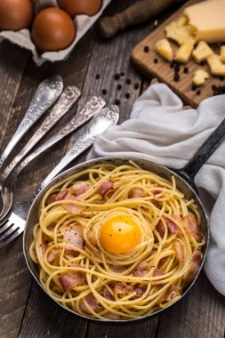 Pastırmalı makarna, yumurta ve peynir.