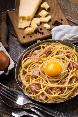 Pastırmalı makarna, yumurta ve peynir.