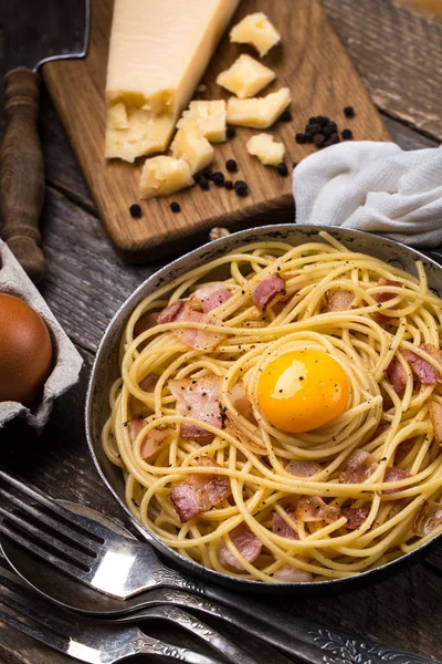 Makaron z bekonem, jajkiem i serem — Zdjęcie stockowe