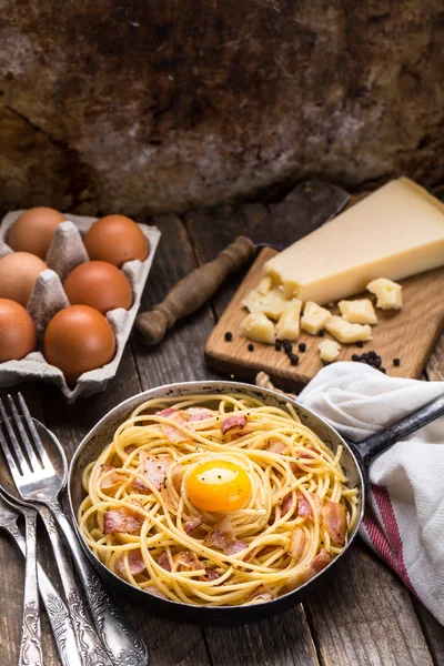 Pasta con tocino, huevo y queso —  Fotos de Stock