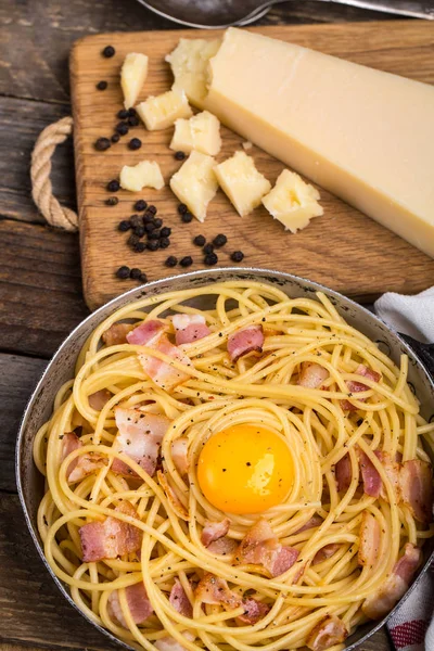 Massa com bacon, ovo e queijo — Fotografia de Stock